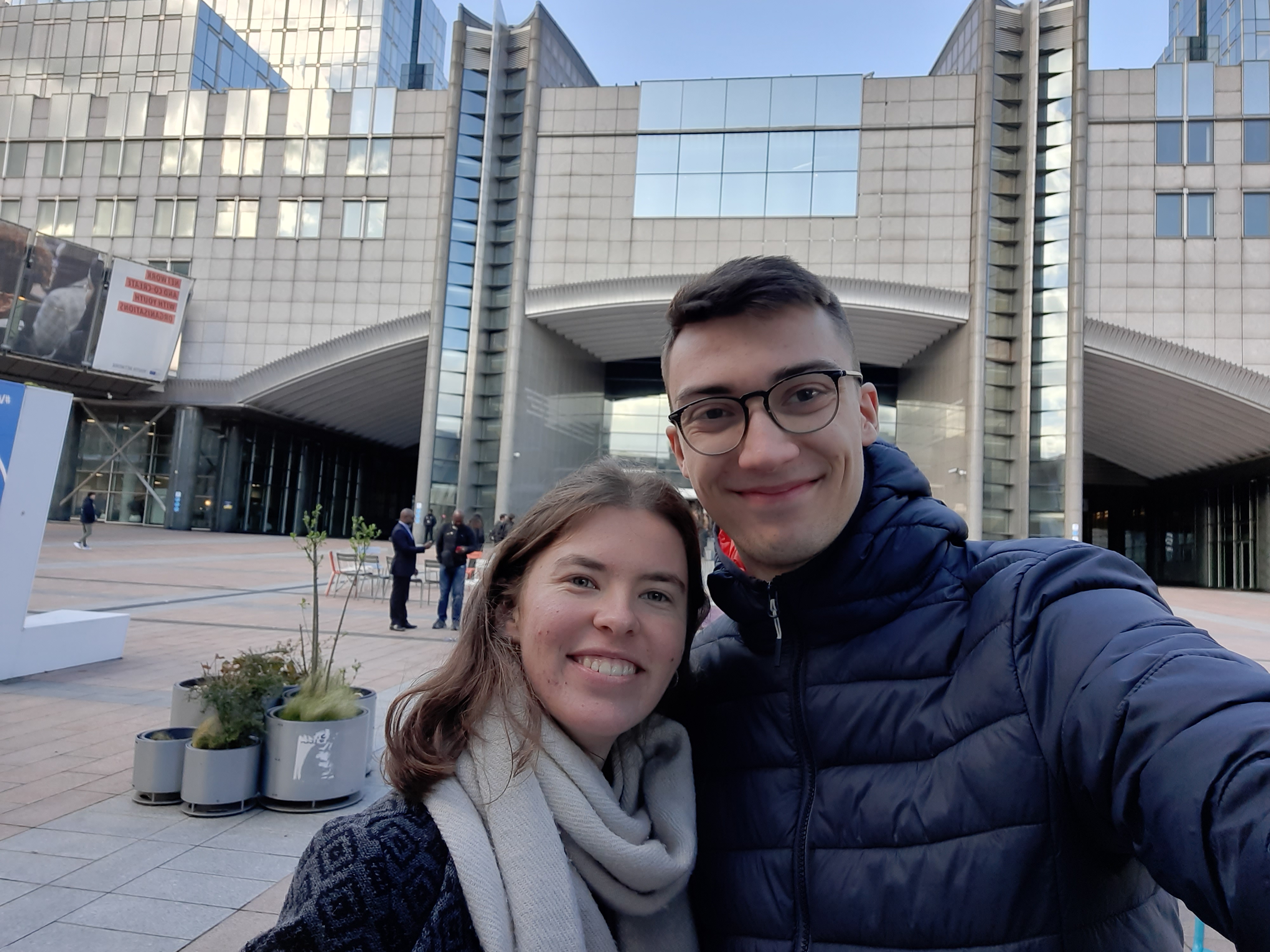 Paula und Robin (FÖJ) bei einer Veranstaltung in Brüssel